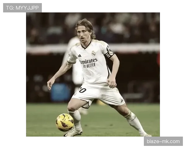 莫德里奇昨晚又穿着运动鞋逛街，跟赛场上那个冷面中场一模一样吗？！